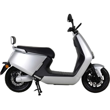 SXT Yadea G5 smarter Elektroroller mit 2.300W Nabenmotor und bis zu 80 km Reichweite  silber