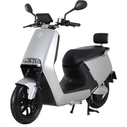 SXT Yadea G5 smarter Elektroroller mit 2.300W Nabenmotor und bis zu 80 km Reichweite  silber
