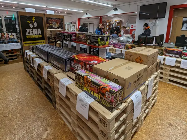 Verkaufsraum mit Verbundfeuerwerk auf Paletten, hinten die Kasse